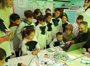 Niños interactuando con laptop